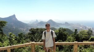 Morro do Corcovado com o Cristo Redentor no alto, visto da Vista Chinesa
