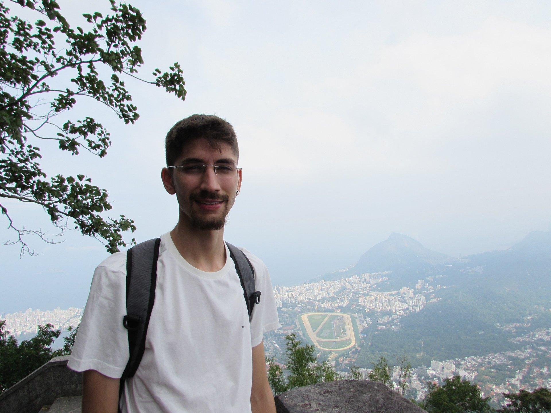 Visitante de mochila nas costas no mirante do Corcovado, com a Lagoa ao fundo