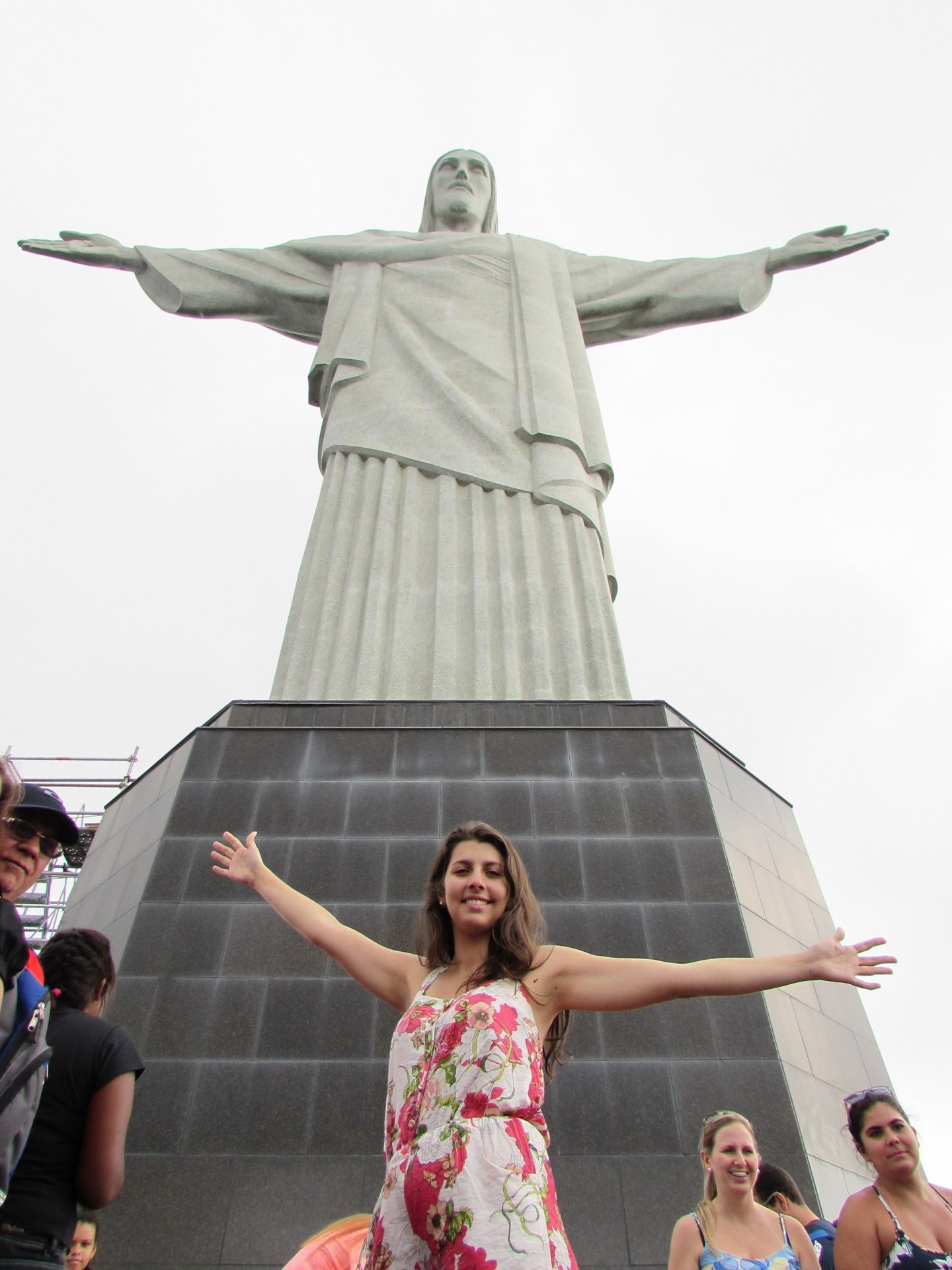 Visitante de braços abertos na base do Cristo Redentor