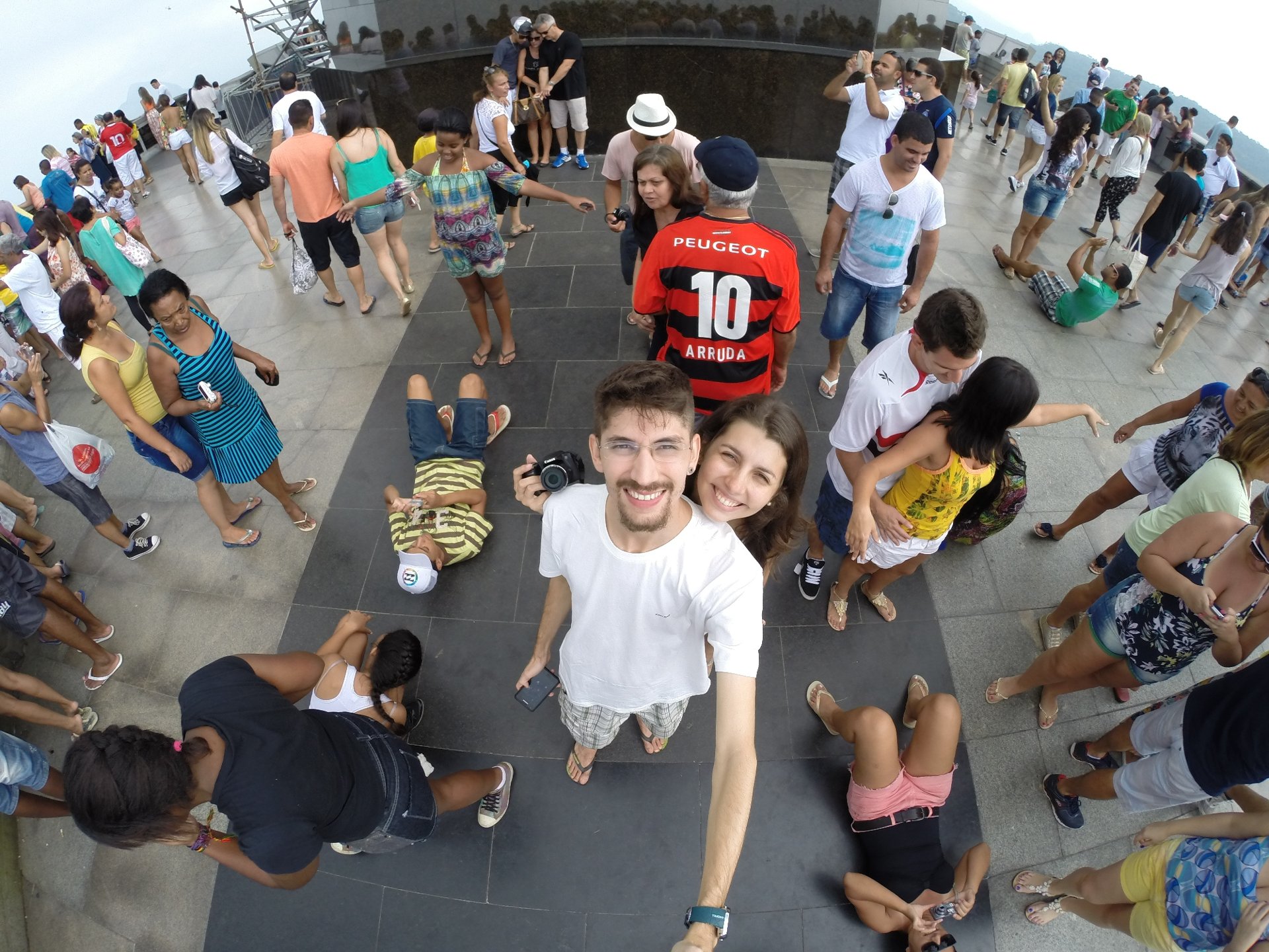 Plataforma do Cristo Redentor cheia de turistas, vista em selfie grande angular
