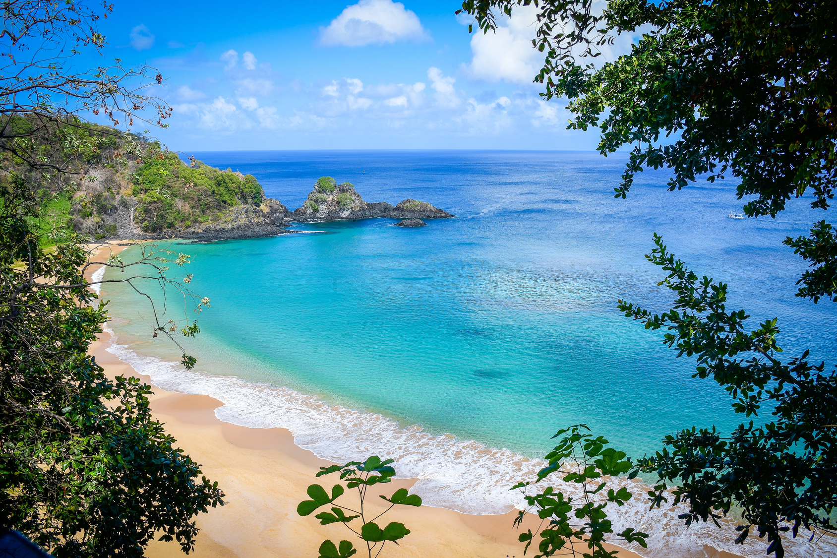 Praia do Sancho, em Fernando de Noronha (PE)