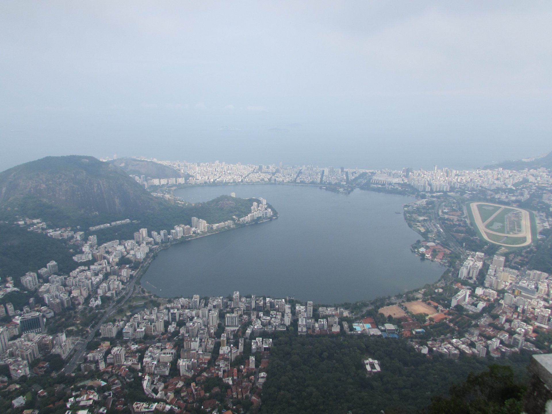 Vista aérea da Lagoa Rodrigo de Freitas e do Jockey Club, vista do alto do Corcovado