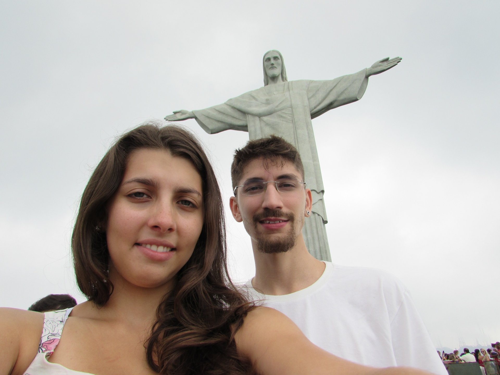Casal em selfie com o Cristo Redentor ao fundo